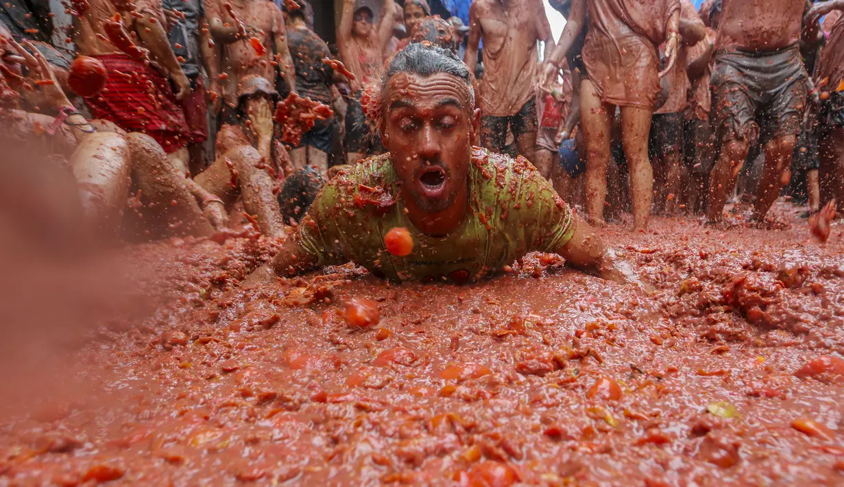 La Tomatina berlangsung sejak 1945 pada hari Rabu terakhir dari bulan Agustus, selama pekan festival Bunol. (AP Photo/Alberto Saiz)