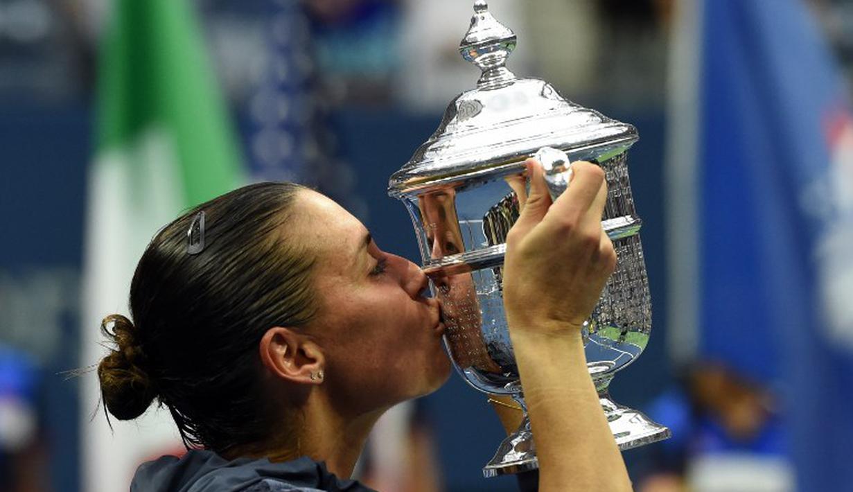 Flavia Penneta sukses meraih titel Grand Slam AS Terbuka 2015 untuk kali pertama setelah menundukkan Roberta Vinci di final. Minggu (13/9/2015) dini hari WIB. (AFP Photo/Timothy A. Clary)