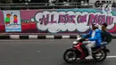 Sejumlah pengendara melintas di depan mural Indonesia untuk Palestina di Jalan Margono Djojohadikoesoemo, Dukuh Atas, Jakarta, Minggu (22/6/2024). (Liputan6.com/Angga Yuniar)