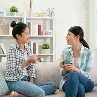 Bertukar kabar./Copyright shutterstock.com/g/PRImageFactory