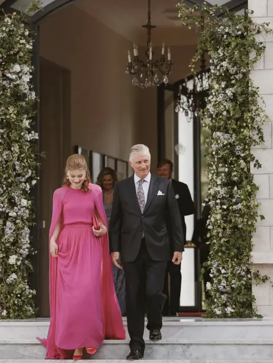 Dress tersebut dipadukan dengan clutch dan heels warna fuschia yang serasi dengan dressnya. Melengkapi penampilan dengan anting permata ungu. Credit: Royal Hashemite Court