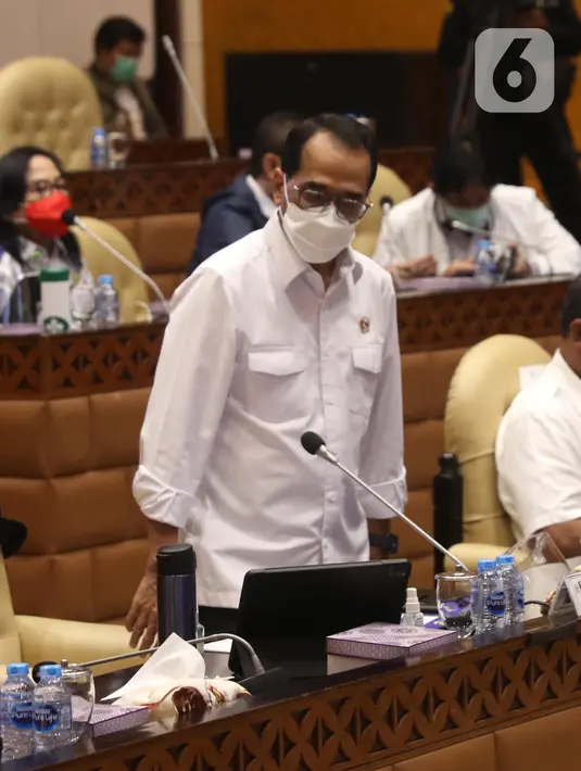 Menteri Perhubungan (Menhub) Budi Karya Sumadi mengikuti Rapat Kerja dengan Komisi V DPR di Kompleks Parlemen Senayan, Jakarta, Rabu (2/6/2021). Rapat membahas pendahuluan Rencana Kerja Anggaran Kementrian /Lembaga (RKA K/L) dan Rencana Kerja Pemerintah (RKP) Tahun 2022. (Liputan6.com/Angga Yuniar)