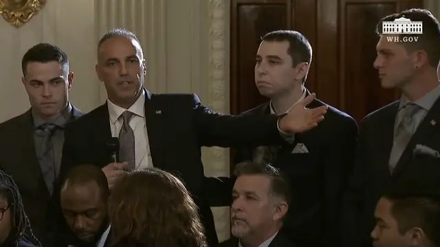 Trump Mendengarkan Protes Orang Tua Korban Penembakan