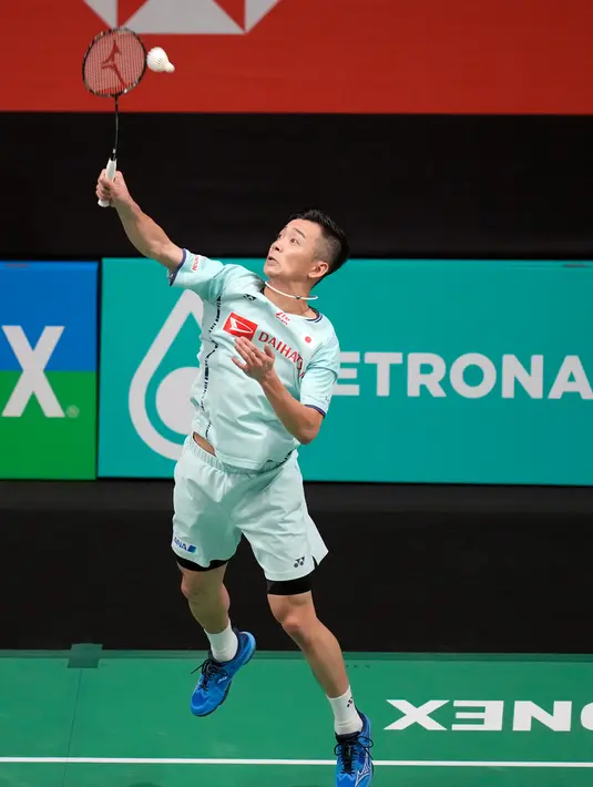 Kenta Nishimoto saat melawan Jonatan Christie pada pertandingan bulu tangkis tunggal putra Malaysia Open 2023 di Bukit Jalil Axiata Arena, Kuala Lumpur, Malaysia, Kamis (12/1/2023). Jonathan Christie kalah dua gim langsung dari Kenta Nishimoto dengan skor 15-21 dan 17-21. (AP Photo/Vincent Thian)