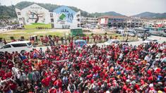 Suporter mengantri untuk menonton Timnas Indonesia yang akan melawan Timor Leste pada laga SEA Games di Stadion MPS, Selangor, Minggu (20/8/2017). Indonesia menang 1-0 atas Timor Leste. (Bola.com/Vitalis Yogi Trisna)