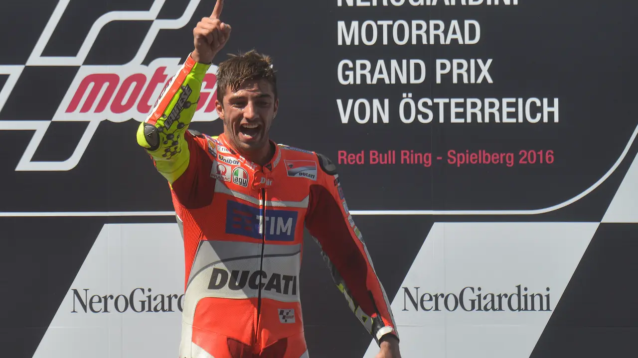 Andrea Iannone rayakan kemenangan MotoGP Austria 2016. (AFP/Joe Klamar)