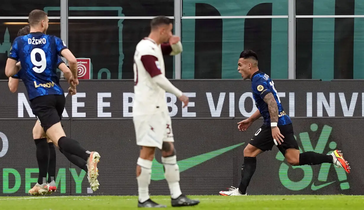 Pemain Inter Milan Lautaro Martinez (kanan) merayakan setelah mencetak gol ke gawang Salernitana pada pertandingan Liga Italia di Stadion San Siro, Milan, Italia, 4 Maret 2022. Inter Milan menang 5-0. (AP Photo/Antonio Calanni)