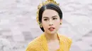 Maudy juga melengkapi penampilannya dengan rambut yang disanggul perempuan Bali yang sudah bersuami yaitu Pusung Tagel dan dihiasi dengan hiasan kepala warna emas.