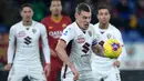 Striker Torino, Andrea Belotti, mengontrol bola saat melawan AS Roma pada laga Serie A Italia di Stadion Olimpico, Roma, Minggu (5/12). Roma kalah 0-2 dari Torino. (AFP/Filippo Monteforte)