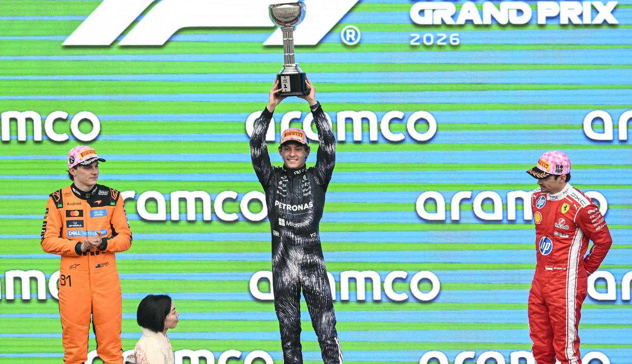 Keberhasilan Kimi Antonelli di GP Jepang 2026 diikuti pembalap McLaren Mastercard F1 Team asal Australia, Oscar Piastri, yang harus puas ditempat kedua. Tampak dalam foto, pembalap Mercedes AMG Petronas asal Italia, Kimi Antonelli (tengah) bersama pembalap McLaren Mastercard F1 Team asal Australia, Oscar Piastri (kiri), dan pembalap Scuderia Ferrari HP asal Monako Charles Leclerc (kanan) berdiri di podium setelah Grand Prix Formula Satu Jepang di sirkuit Suzuka di Suzuka, prefektur Mie pada Minggu 29 Maret 2026. (ANDREW CABALLERO-REYNOLDS/AFP)