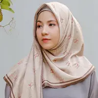 Natasha Rizki sering mengenakan hijab bermotif segiempat. Di look pertama, Natasha tampil dengan hijab berwarna pastel. (Liputan6.com/IG/@natasharizkinew)