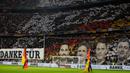 Suporter Timnas Jerman melakukan aksi berkelas dengan membuat koreografi wajah para pemain Tim Panzer yang memutuskan pensiun dari sepak bola Internasional saat laga Grup 3 UEFA Nations League 2024/2025 melawan Belanda di Allianz Arena, Munchen, Selasa (15/10/2024). (AFP/Odd Andersen)