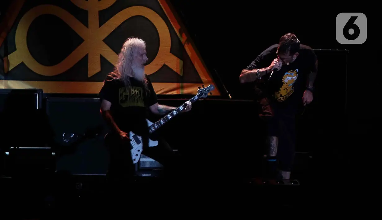 Aksi grup band asal  Amerika Lamb of God saat tampil pada Festival musik hammersonic 2024 di Pantai Carnaval Ancol, Jakarta, Minggu (5/5/2024). (Liputan6.com/Herman Zakharia)
