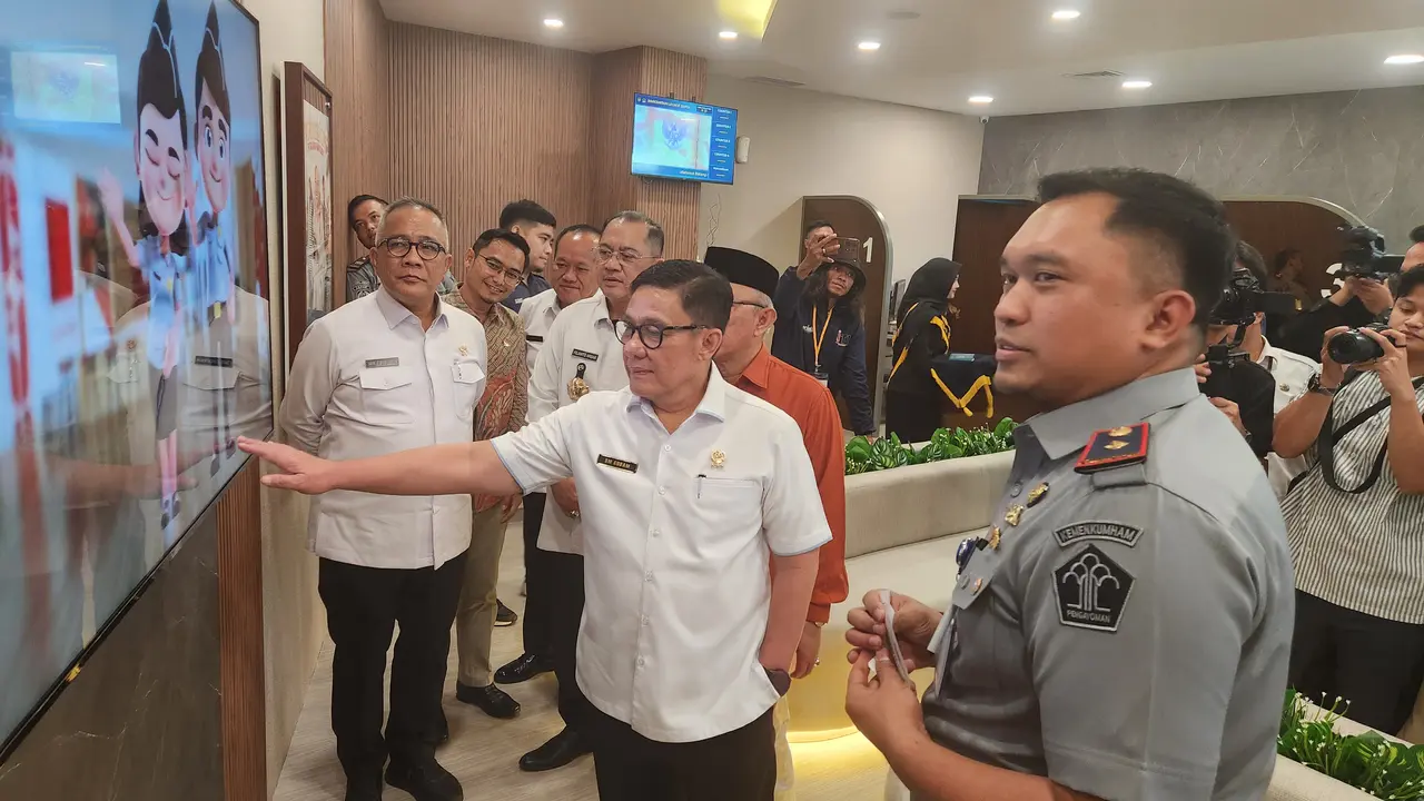 Plt Dirjen Imigrasi, Saffar Muhammad Godam di dampingi Kepala Kantor Imigrasi Kelas I Non TPI Depok, Irvan Triansyah, meninjau imigration lounge di mall Pesona Square, Depok.