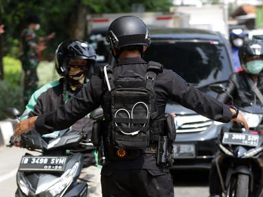 Petugas dari Korps Brimob melakukan penyekatan di Jalan Lenteng Agung Raya, Jakarta, Selasa (6/7/2021). Penyekatan dilakukan untuk mengurangi mobilitas warga selama pemberlakukan PPKM Darurat se Jawa-Bali 3-20 Juli 2021. (Liputan6.com/Helmi Fithriansyah)