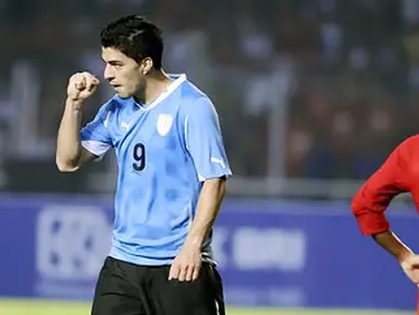 Pesepakbola timnas Uruguay Luis Suarez (kiri) mengepalkan tangan seusai mencetak gol saat pertandingan persahabatan di Stadion Utama Gelora Bung Karno Senayan, Jakarta. (ANTARA 2010)