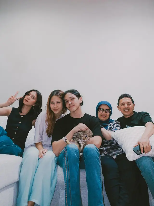 6 Potret Kejutan Ultah Faishal Tanjung Adik Sheila Dara, Nadin Amizah Ikut Meriahkan