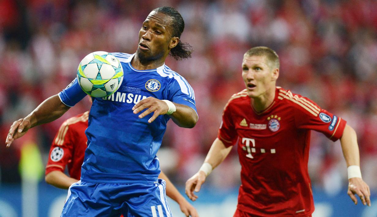 Pada 2012 dia hijrah ke Tiongkok untuk membela Shanghai Shenhua. Namun, pada 2014 ia kembali ke Chelsea di era kedua Mourinho. Pada musim itu dia sukses mempersembahkan satu gelar Premier League. Total Drogba tampil dalam 381 laga bagi Chelsea dengan torehan 164 gol. (Foto: AFP/Patrik Stollarz)