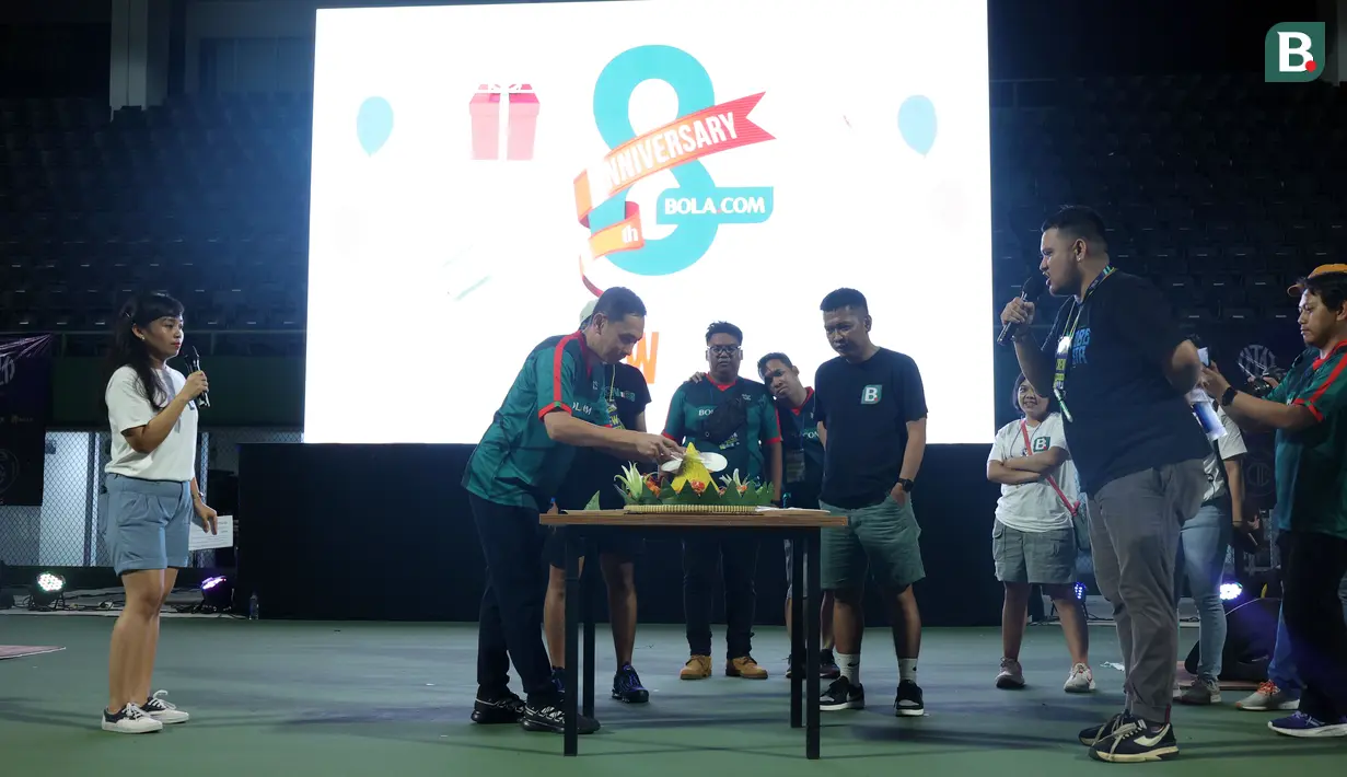 Pemred Bola.com, Erwin Fitriansyah (dua kiri), memotong tumpeng saat acara Sewindu Bola.com. disela-sela kegiatan nonton bareng final Liga Champions 2022/2023 antara Inter Milan vs Man City bersama Inter Club Indonesia (ICI) di Tennis Indoor Senayan, Jakarta, Minggu (11/6/2023) dini hari WIB. (Bola.com/M Iqbal Ichsan)