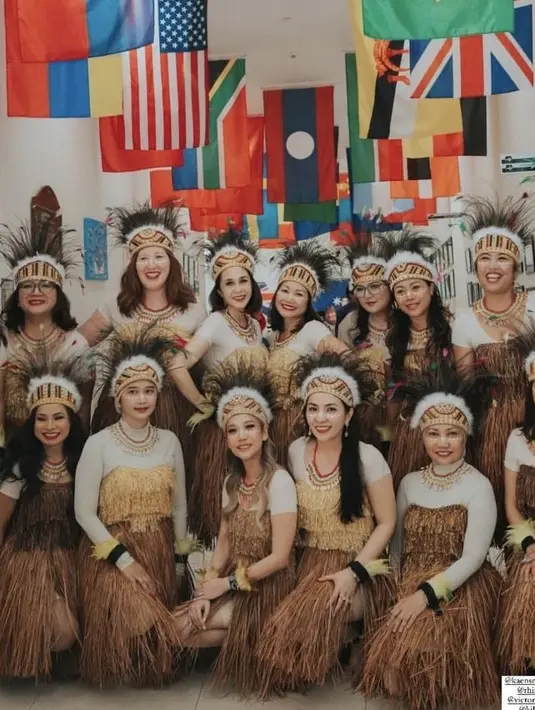 Sebagai informasi, Noah Sinclair diketahui sedang mengenyam pendidikan di Australian International School (AIS). Sebagai orangtua, BCL pun turut serta dalam acara sekolah Noah bersama ibu-ibu lainnya yang mengenakan baju adat Papua. [@joyroesma]