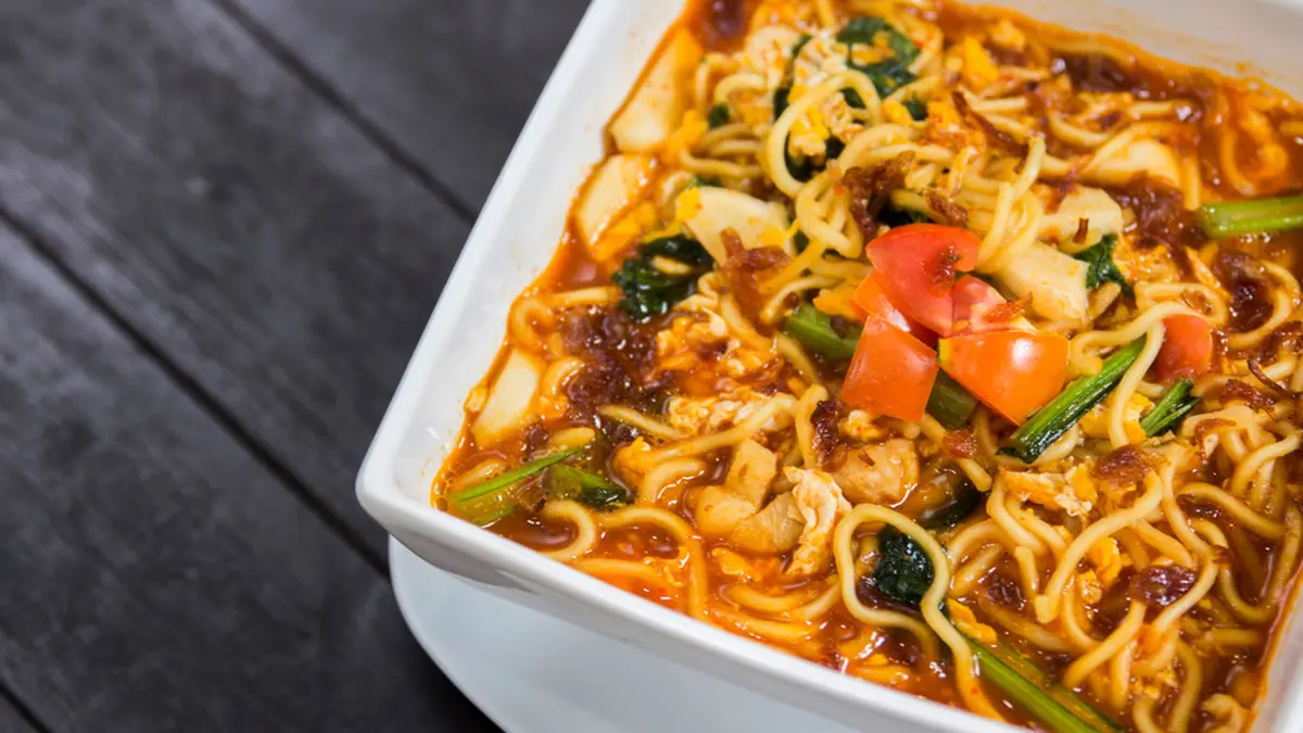 Mie koba khas Bangka, disajikan dengan kuah kaldu ikan gurih, taburan bawang goreng, dan perasan jeruk kunci