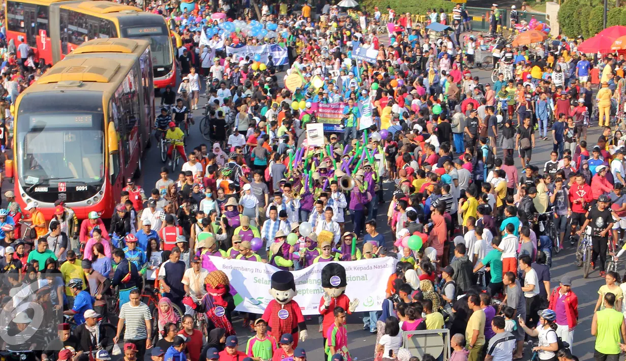Sejumlah peserta parade membanjiri Bundaran Hotel Indonesia, Jakarta, Minggu, (6/9/2015). Parade tersebut dalam rangka memperingati Hari Pelanggan Nasional yang diperingati setiap 4 September. (Liputan6.com/Helmi Afandi) 