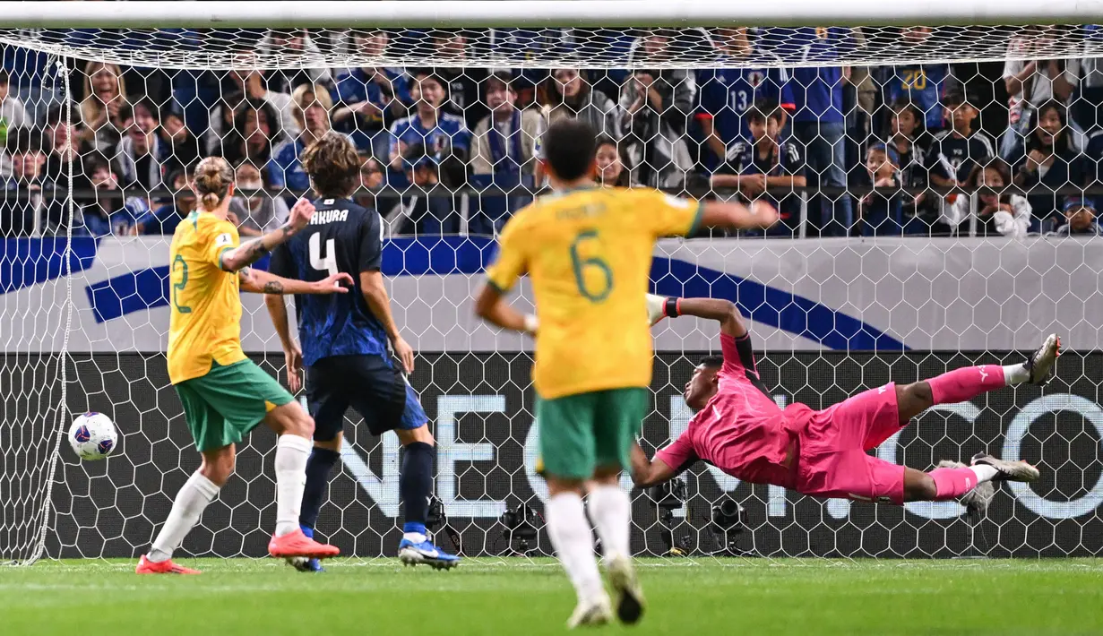 Kiper Jepang, Zion Suzuki gagal menghalau bola yang membuat gawangnya kebobolan saat laga lanjutan Grup C Kualifikasi Piala Dunia 2026 melawan Australia di Saitama Stadium, Jepang, Selasa (15/10/2024). (AFP/Philip Fong)