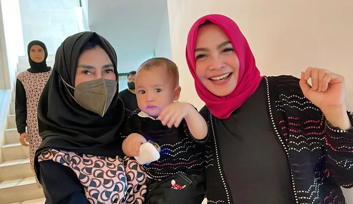 Kebersamaan keduanya ini pun langsung mencuri perhatian banyak netizen. Terlebih, keduanya merupakan ibunda dari Raffi Ahmad dan Nagita Slavina. (Liputan6.com/IG/@rieta_amilia)