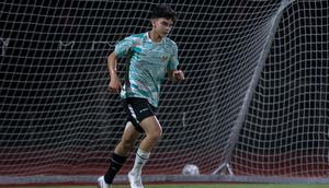 Pemain Timnas Indonesia U-16, Matthew Baker melakukan jogging dalam sesi official training di Stadion UNS, Solo, Jawa Tengah, Minggu (30/6/2024) jelang menghadapi Australia dalam laga semifinal Piala AFF U-16 pada Senin (1/7/2024) di Stadion Manahan, Solo. (Bola.com/Abdul Aziz)