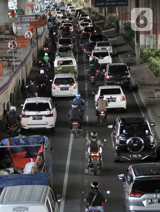 Kepadatan arus kendaraan saat melintas di by pass Jalan Ahmad Yani, Jakarta, Rabu (13/5/2020). Jumlah kendaraan pribadi mulai kembali meningkat hingga menyebabkan kepadatan arus lalu lintas di sejumlah jalan Ibu Kota meski penerapan PSBB masih berlangsung. (merdeka.com/Iqbal S. Nugroho)