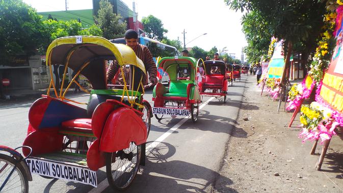 Pengayuh Becak Nikahan Gibran  Selvi Pakai Batik  Lurik 