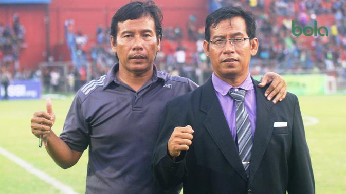 Sehat (berkacamata) dan Alfiat, pasangan kembar di balik sukses Persik di Liga 3. (Bola.com/Gatot Susetyo)