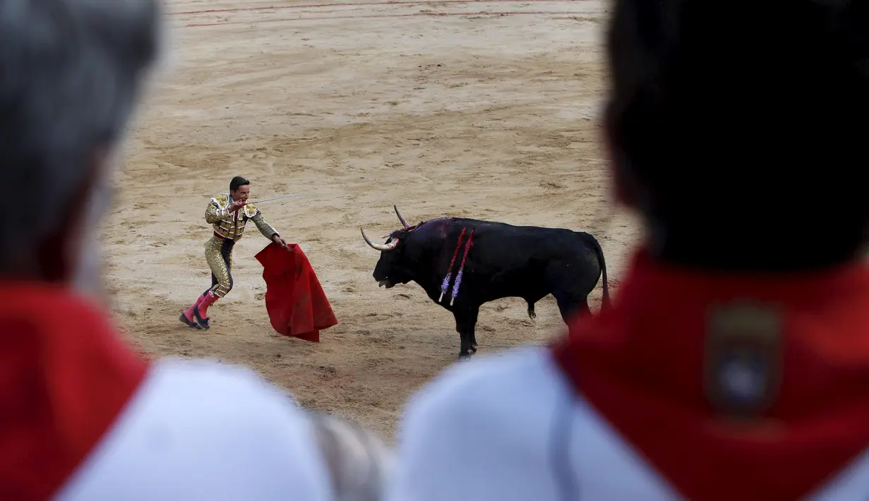 Seorang matador bersiap melawan banteng di Festival San Fermin, Pamplona, Spanyol, Rabu (8/7/2015). Aksi pertarungan antara Matador dengan banteng menjadi salah satu aksi yang ditunggu di Festival ini. (Reuters/Vincent West)