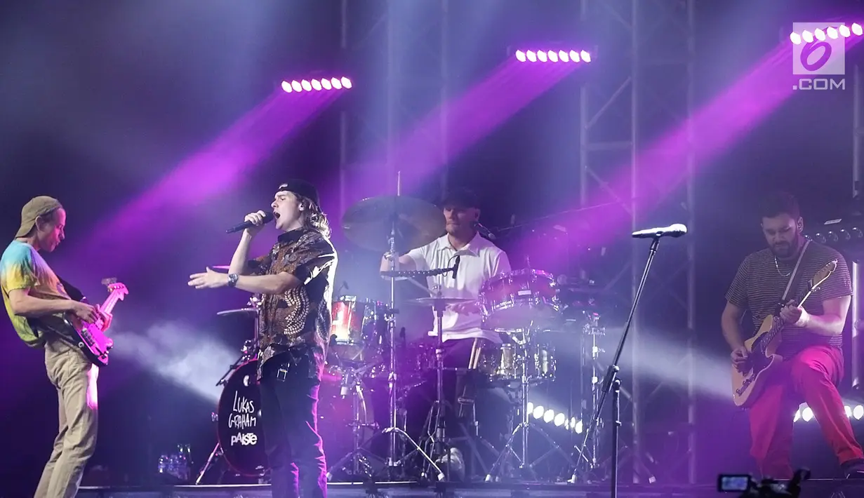 Penampilan Lukas Graham saat konser bertajuk Lukas Graham The Purple Asian Tour-Live in Jakarta 2019 di Jakarta (1/10/2019). Konser ditutup dengan lagu 7 Years, yang mengakhiri rangkaian dari 18 lagu yang dibawakan Lukas cs dalam konsernya di Indonesia. (Fimela.com/Bambang E. Ros)