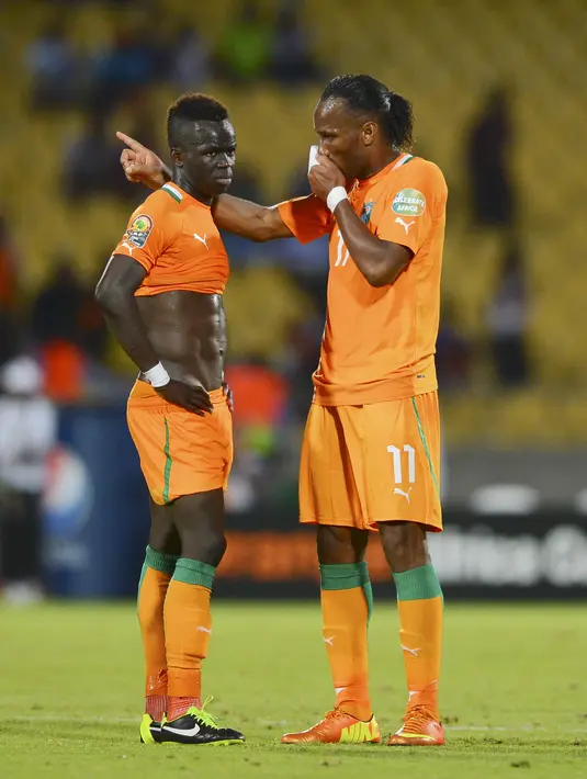 Didier Drogba (kanan) bersama Cheick Tiote saat berseragam Pantai gading pada laga Piala Afrika melawan Nigeria di Royal Bafokeng Stadium, Rustenburg, Afrika Selatan, (03/2/2013). (EPA/Barry Aldworth)