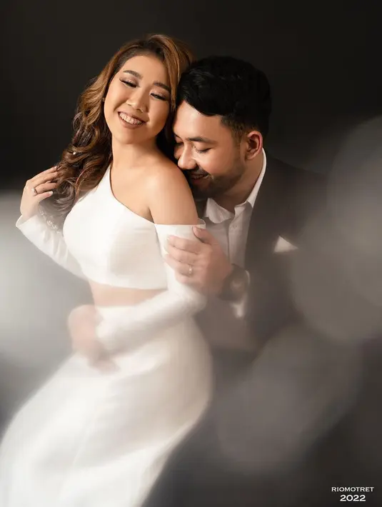 Keduanya juga turut memamerkan kemesraan saat menjalani pemotretan prewedding. Bahkan, tak sedikit pula netizen yang iri dengan kemesraan pasangan selebriti satu ini. (Liputan6.com/IG/@kikysaputrii)