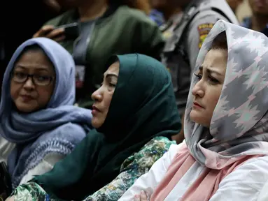 Deisti Astriani Tagor, istri terdakwa kasus korupsi E-KTP, Setya Novanto, mendengarkan pembacaan putusan sela pada sidang lanjutan di Pengadilan Tipikor, Kamis (4/1). Deisti tidak pernah absen menemani suaminya di persidangan. (Liputan6.com/Johan Tallo)