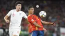 Striker Spanyol, Rodrigo, berusaha melewati bek Inggris, Harry Maguire, pada laga UEFA Nations League di Stadion Benito Villamarin, Sevilla, Senin (15/10). Spanyol kalah 2-3 dari Inggris. (AFP/Cristina Quicler)
