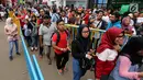 Pengunjung antre menuju Merchandise Superstore jelang Closing Ceremony Asian Games 2018 di kawasan Gelora Bung Karno, Jakarta, Minggu (2/9). Mereka rela antre berjam-jam sebelum toko dibuka. (Liputan6.com/Fery Pradolo)