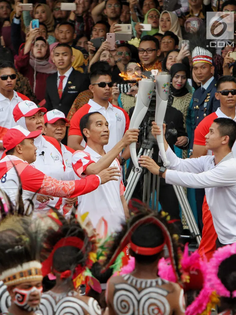 Presiden Jokowi Keliling Istana Bawa Obor Asian Games 2018