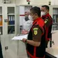 Penyidik Pidana Khusus Kejati Riau saat menggeledah kantor PLN UIP Sumbagteng untuk mencari bukti dugaan korupsi jaringan listrik. (Liputan6.com/M Syukur)