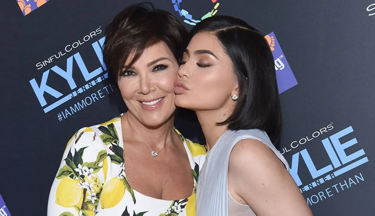 Kris Jenner pun menyarankan agar Kylie lebih hati-hati meski sedang berada di rumahnya sendiri. (Life & Style)