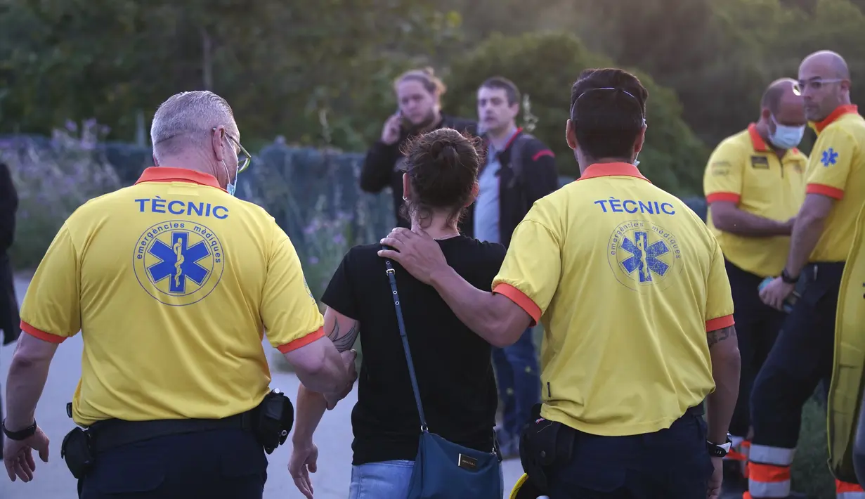 Seorang penumpang ditolong oleh petugas medis setelah kecelakaan kereta api di Sant Boi dekat Barcelona, Spanyol, Senin, 16 Mei 2022. Layanan darurat Catalan mengatakan kru membantu mengevakuasi sekitar 100 orang di dalam kereta penumpang. (AP Photo/Joan Mateu Para)