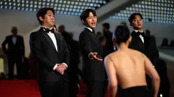 Salah satu penampilan karpet merah yang ditunggu-tunggu di Festival Film Cannes 2023 adalah Song Joong-ki yang diharapkan akan mengajak serta sang istri, Katy Louise Saunders. (AP Photo/Daniel Cole)