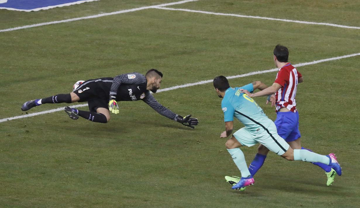 Tembakan Luis Suarez (tengah) mengecoh kiper Atletico Madrid, Miguel Angel Moya (kiri) pada leg pertama semifinal Copa Del Rey di Vicente Calderon stadium, Madrid, Selasa (01/2/20170.  (EPA/Emilio Naranjo)