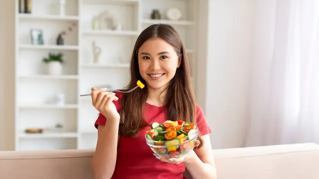 Ilustrasi mengonsumsi makanan bergizi