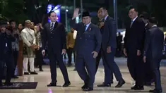 Presiden Republik Indonesia, Prabowo Subianto (tengah) saat tiba di lobby Hotel Raffles, Jakarta, untuk menghadiri resepsi pernikahan anak kedua musisi sekaligus kader Partai Gerindra Ahmad Dhani, El Rumi dan Syifa Hadju, Minggu 26 April 2026 malam. (Kapanlagi.com/Budy Santoso)