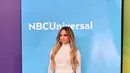 Aktris Jennifer Lopez berpose di karpet merah saat menghadiri NBCUniversal's Summer Press Day 2018 di The Universal Studios Backlot di Universal City, California (2/5). Jennifer Lopez tampil seksi dengan gaun putih ketat. (AFP Photo/Alberto E. Rodriguez)