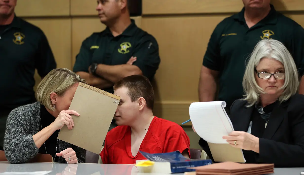 Tersangka penembakan Nikolas Cruz berbicara dengan pengacaranya saat sidang, Broward Courthouse, Fort Lauderdale, Florida, Selasa (15/1). Cruz menembaki murid SMA Marjory memakai senapan AR-15. (Amy Beth Bennett/South Florida Sun-Sentinel via AP, Pool)