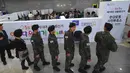 Tentara Korea Selatan (Korsel) keluar dari bilik suara di sebuah TPS di Seoul, Kamis (4/5). Mereka mulai memberikan suaranya dalam pemilihan presiden untuk mencari pengganti presiden terguling Park Geun-hye. (AP Photo/Lee Jin-man)